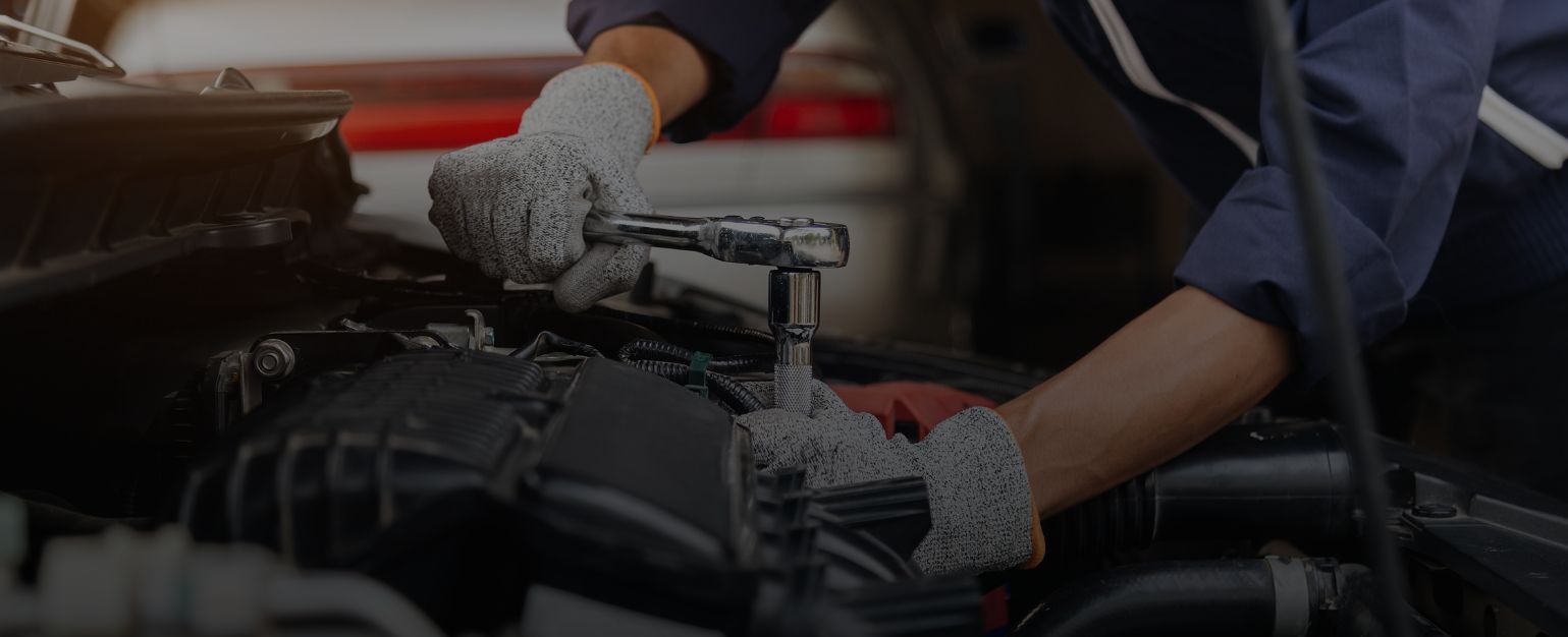 Mechaniker bei einer Reparatur im Motorraum